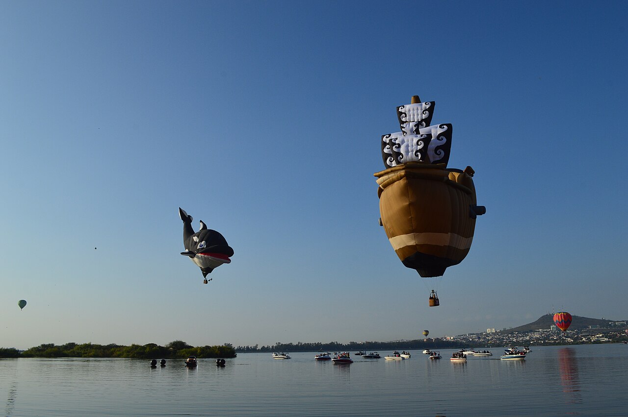Globos aerostáticos flotan sobre el lago durante el Festival Internacional del Globo de León