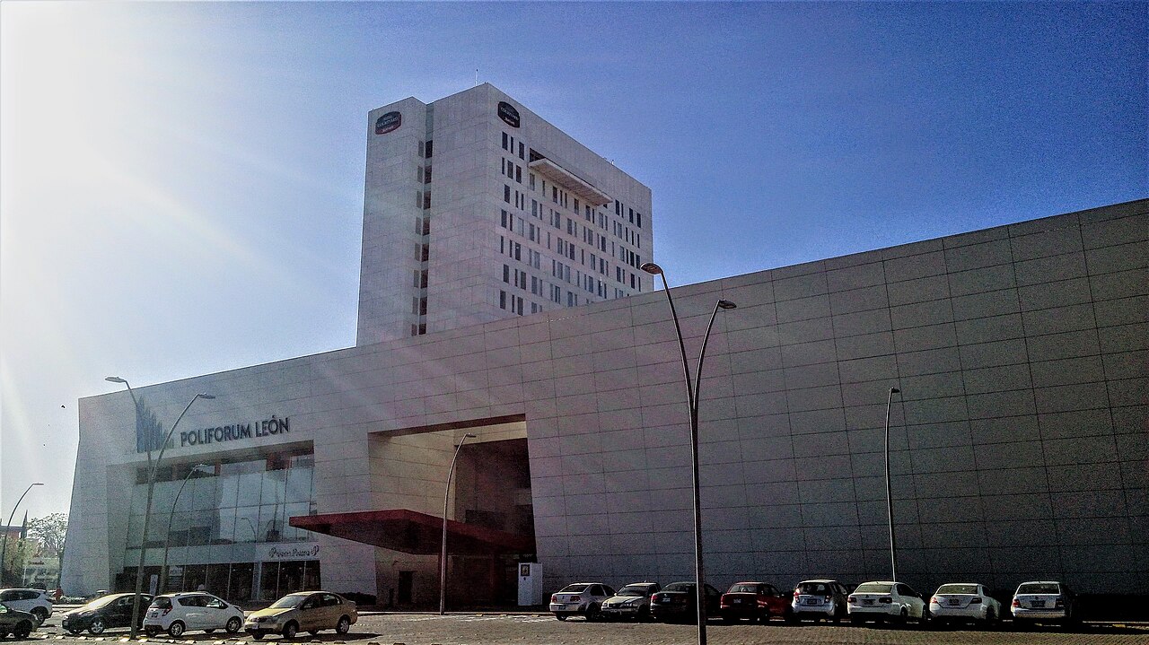 Fachada del Poliforum León y su centro de convenciones